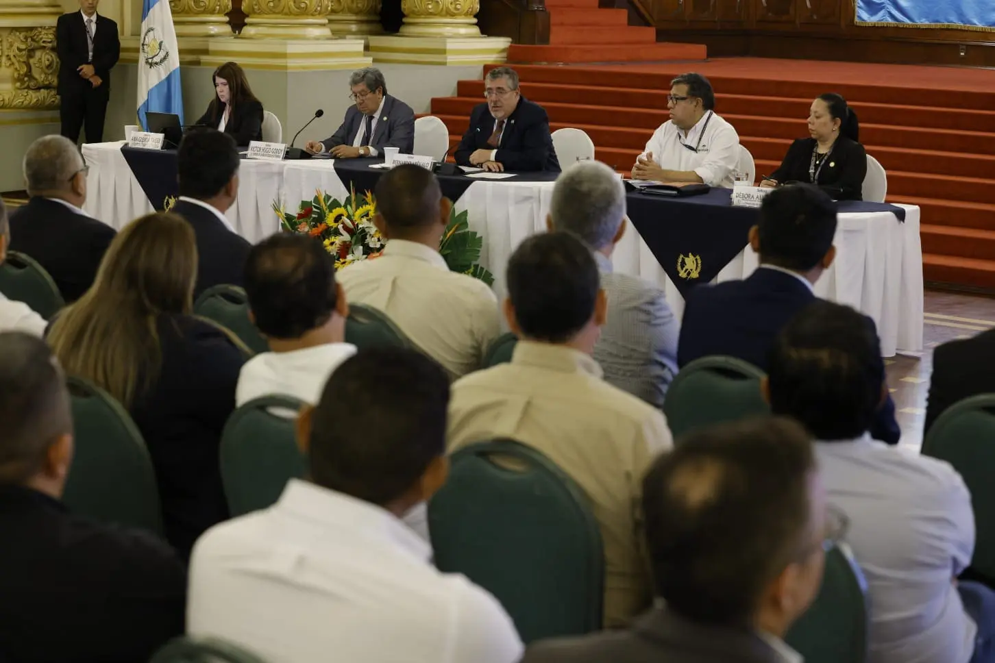 El presidente Bernardo Arévalo convocó a alcaldes para exponer los riesgos (para ellos, para sus vecinos) que supone el Decreto 7-2025.