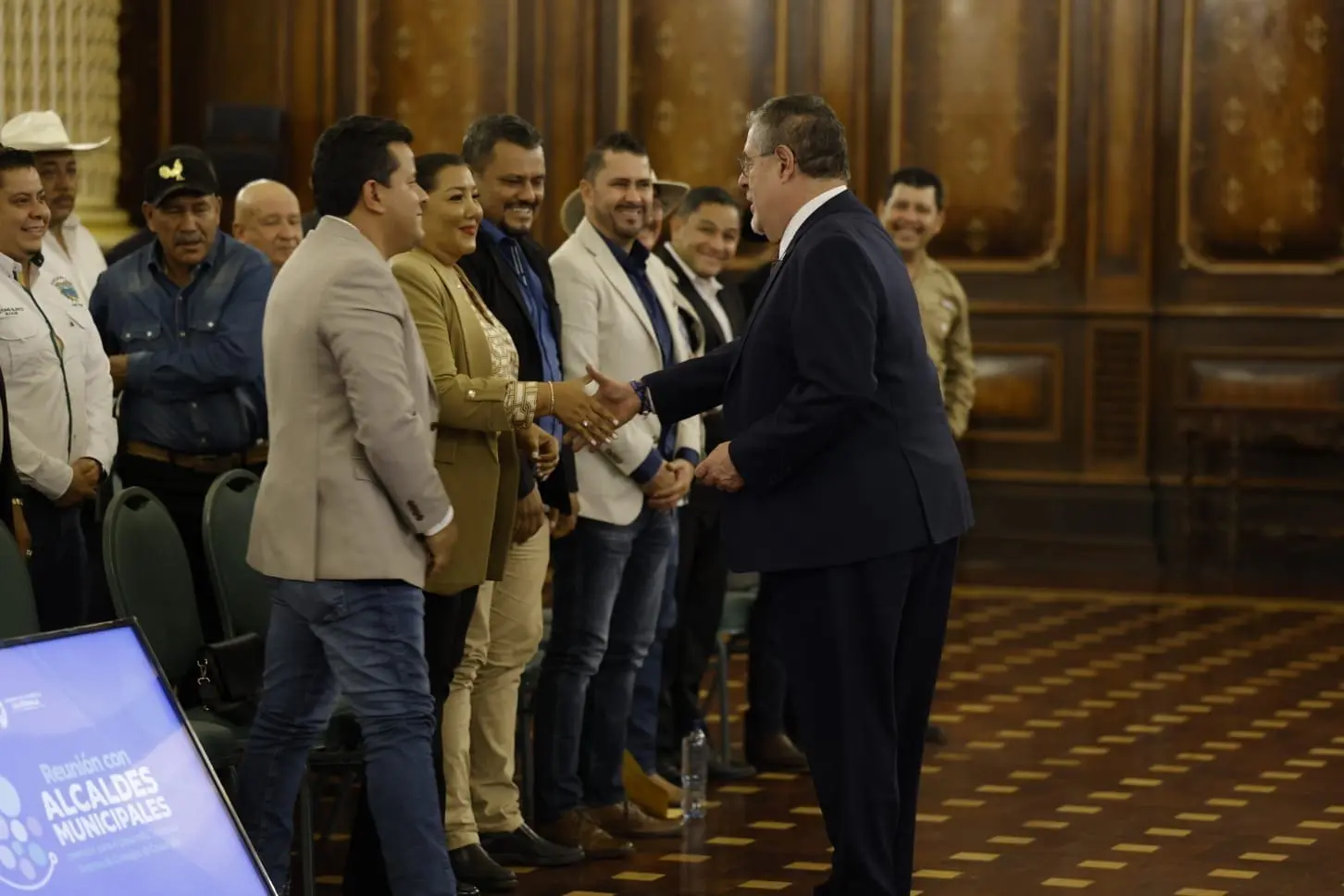 En las reuniones que el presidente Bernardo Arévalo ha mantenido con distintos alcaldes del país, abordó la necesidad de modificar el Decreto 7-2025. Uno de los temas es el silencio administrativo.