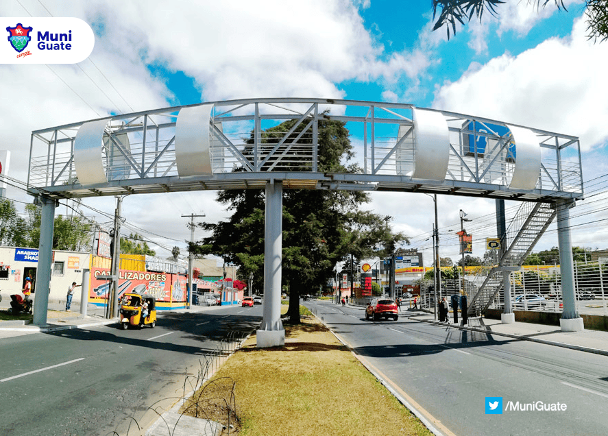 Algunas pasarelas, como las de la Aguilar Batres y el Periférico, también funcionan como estaciones del Transmetro. Fotos: municipalidad de Guatemala.