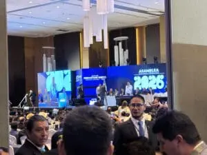 Entre señalamientos, empujones, votación a mano alzada y la exclusión de dos contrincantes, la Anam reeligió a Sebastián Siero como presidente para los próximos dos años.