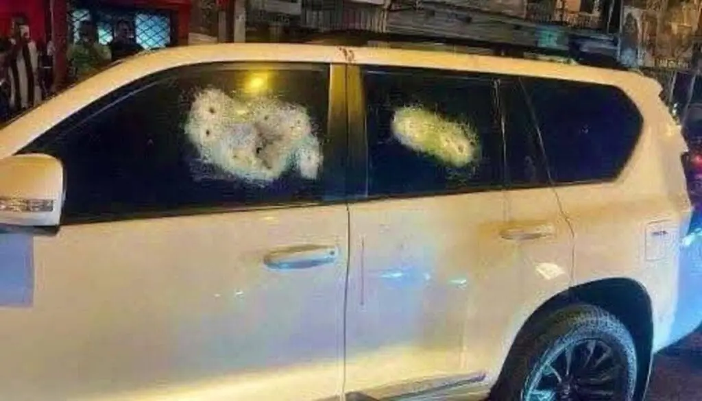 Este es el vehículo donde se conducían el alcalde de Los Amates y su esposa. Foto: Cable Visión del Norte.