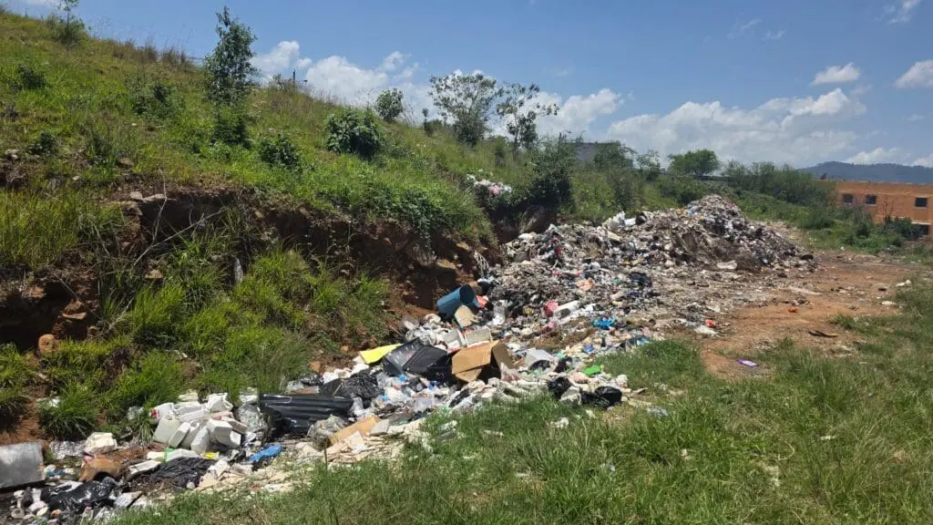 En la actualidad, el terreno donde se contruiría el MuniTec de zona 18 se convirtió en basurero. Foto: Sofía Menchú.
