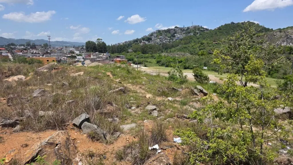 El terreno pedregoso no permitió continuar la obra que lleva ocho años de retraso. Foto: Sofía Menchú.