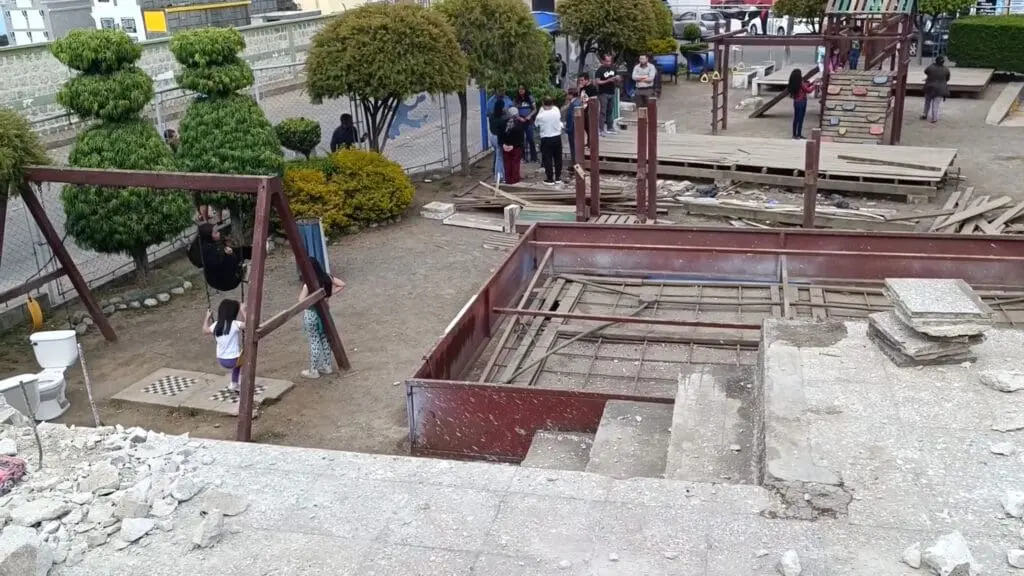 Padres de familia se reunieron en el área infantil para exigir la suspensión inmediata del proyecto. Foto: Gilberto Orozco.