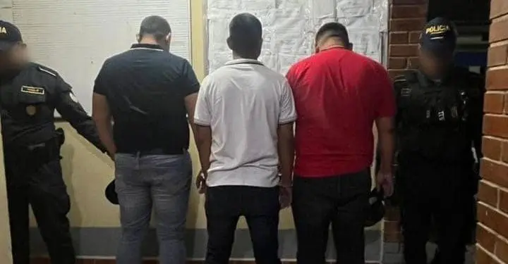 PNC reporta la captura de tres presuntos sicarios en la aldea El Rico, Los Amates, Izabal. Foto: AGN.