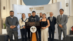 Los diputados presentaron un amparo preventivo y una querella. Señalan ilegalidades en la aprobación del Aerómetro valorado en $220 millones.