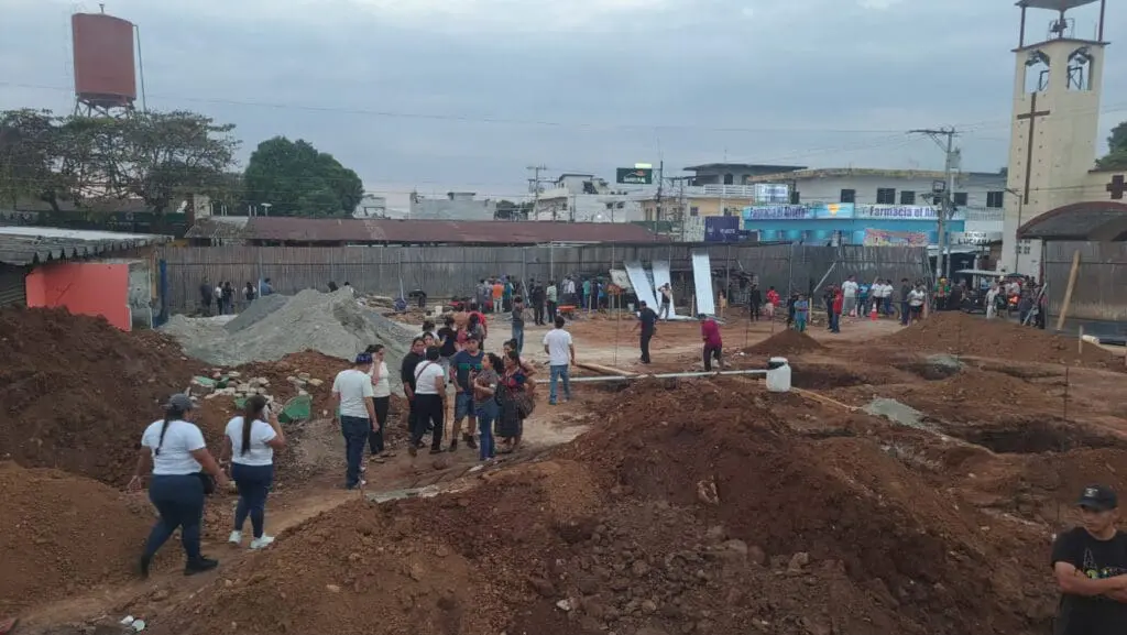 La construcción del nuevo mercado y centro comercial de Pajapita abarca el parque, el cual demolieron. Foto: Gilberto Orozco.