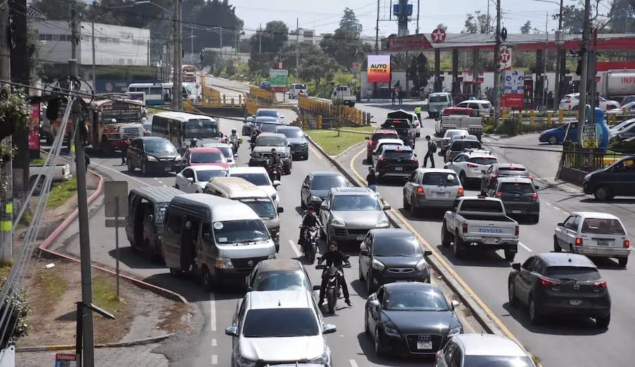 En tramos de ocho kilómetros a los vecinos les toma una hora recorrerlos. Foto: La Prensa Gráfica de Occidente.