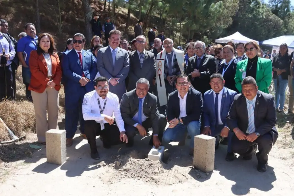 Autoridades municipales y consejos de Desarrollo estuvieron presentes en la colocación de la primera piedra del CAP de Salcajá. Foto: municipalidad.