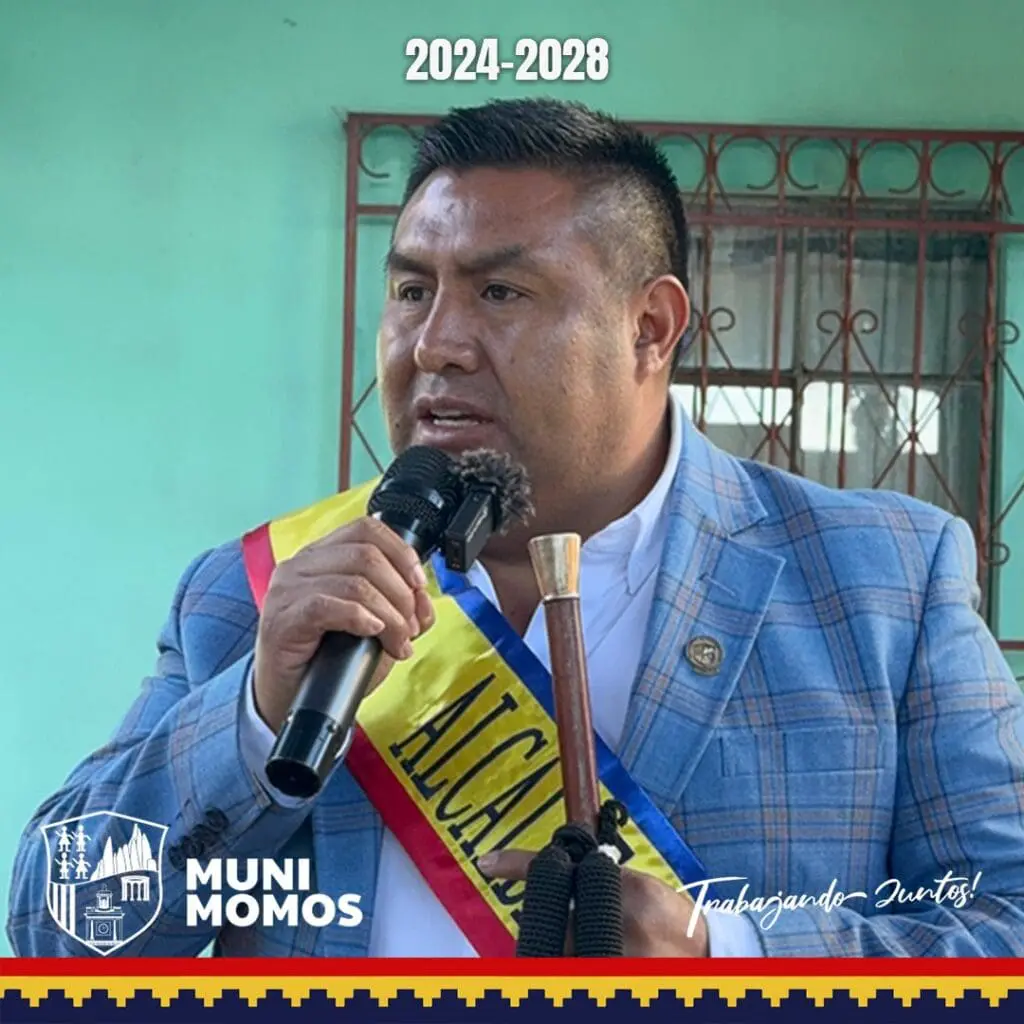 El alcalde de Momostenango es Albino Cuyuch Chaj, este es su primer periodo y lo acompaña un concejo municipal integrado por 18 personas (entre titulares y suplentes). Cuyuch llegó con el partido Cabal.