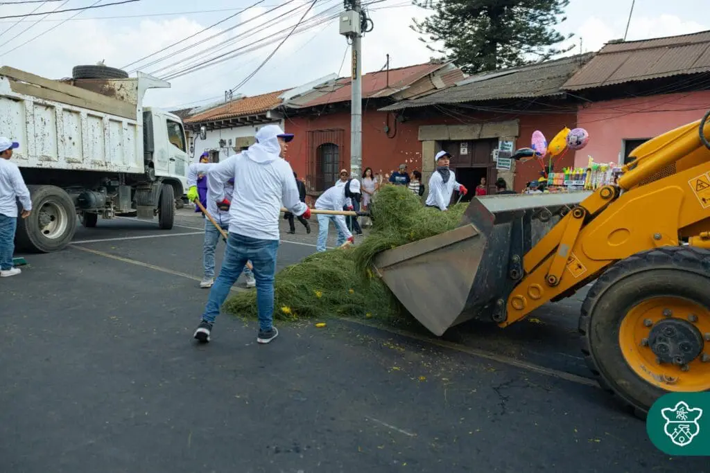Se contrató personal temporal que apoyará en diferentes áreas operativas con personal para tren de aseo. Foto: municipalidad.