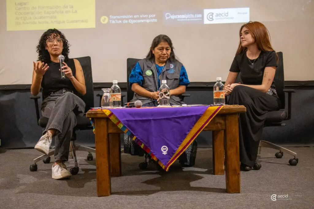 El conservatorio contó con la participación de Ana Victoria Maldonado, de OSAR, y las periodistas Jimena Porres y Pilar Rodríguez. Se celebró en el Centro de Formación de la Cooperación Española en Guatemala