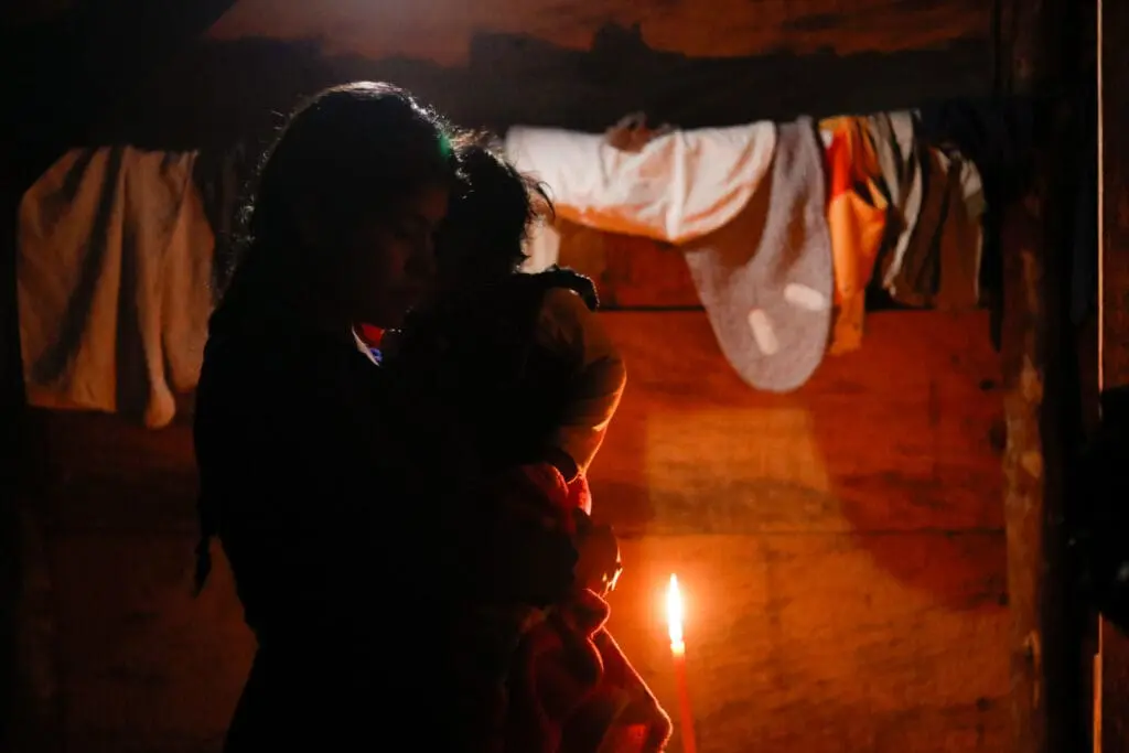 “M” tenía 14 años cuando su cuñado la violó. Dos años después, la adolescente cría a su hija en una comunidad a las afueras de Cobán. Su denuncia no ha avanzado en el sistema de justicia.