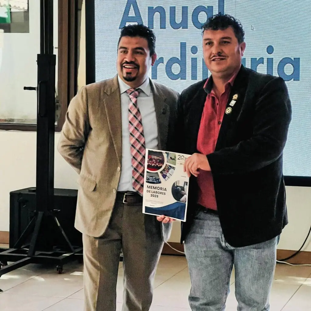 Moisés de León, alcalde de Olintepeque, entregó una memoria de labores al alcalde de Sibilia, Gelver Ochoa. Foto: mancomunidad.