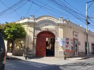La municipalidad de Salcajá inició la demolición del mercado de artesanal sin actualizar el permiso del Instituto de Antropología e Historia (IDAEH), pese a ser un sitio histórico protegido.