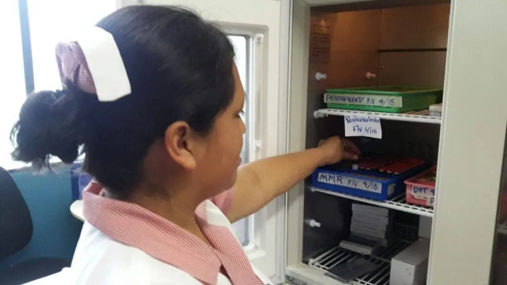Las autoridades sanitarias hacen un llamado para que la población acuda a aplicarse la vacuna contra el sarampión y a no participar en eventos masivos. Foto: IGSS.