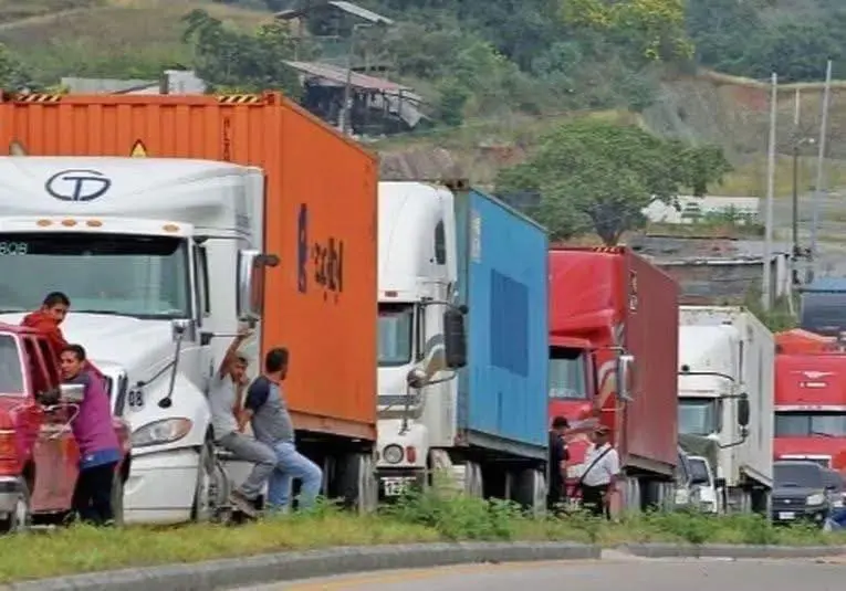 Se estima que 3 mil viajes diarios con carga pesada ingresan a la ciudad capital, según la PMT. Foto: Actualidad GT Petén