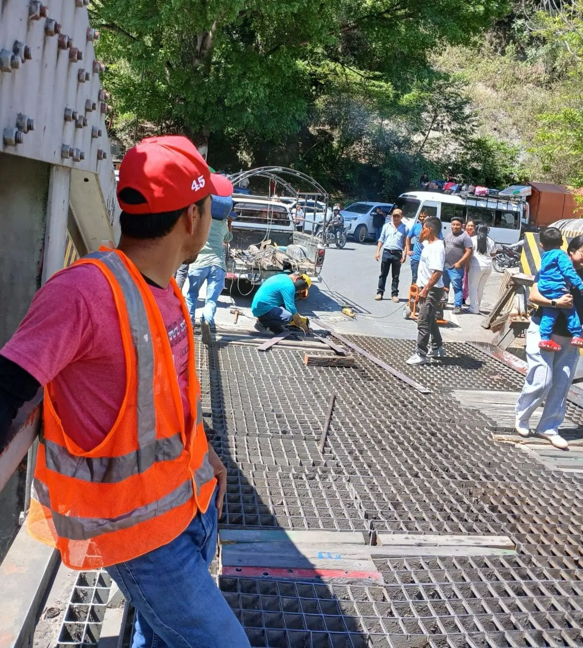 El puente carece de planos, se construyó en 1962. La municipalidad de Chicamán cobra peaje por transitarlo a pesar del deterioro que vecinos subsanan con sus propios recursos.