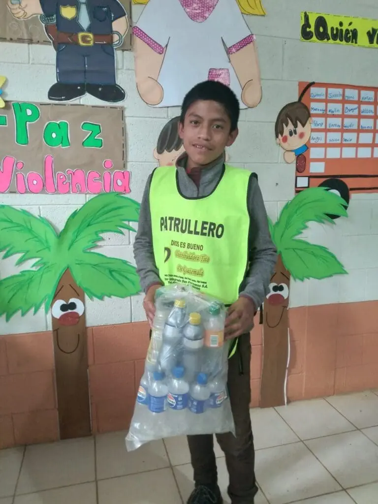 Alumno de Sacsi Chiyo, de San Pedro Carchá, Alta Verapaz, que participa en el programa educativo de reciclaje. Foto: Haciendo Eco.