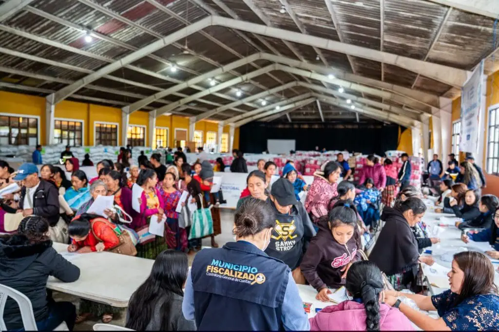 Para la entrega de alimentos en San Cristóbal Verapaz contaron con la presencia de la Contraloría General de Cuentas. Foto: Gobernación Departamental de Alta Verapaz.