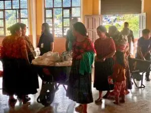 Pese a los envíos previos de alimentos a San Cristóbal Verapaz, las comunidades que recibieron el apoyo en esta ocasión aseguran que nunca antes lo habían obtenido.