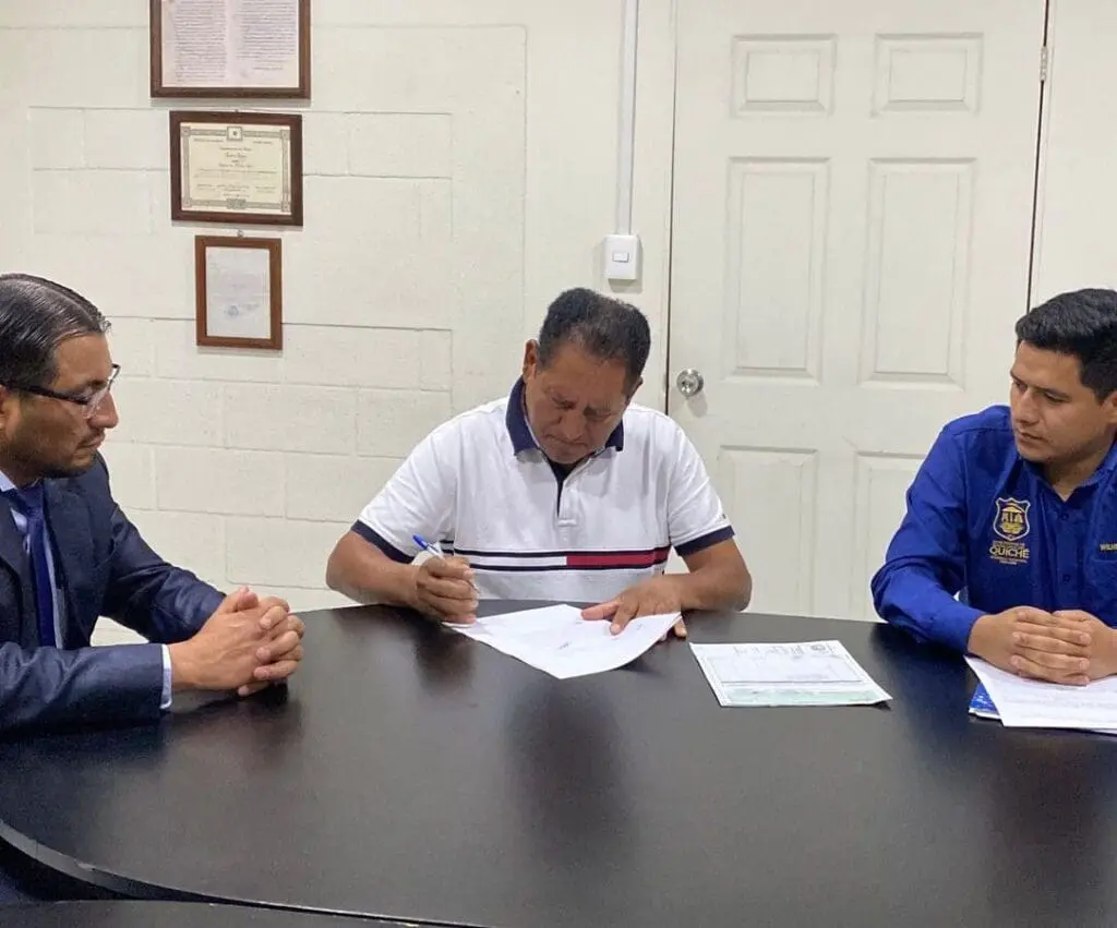 El exalcalde de Santa Cruz del Quiché, José Francisco Pérez Reyes, fue favorecido con una sentencia de la Sala de Apelaciones de Quiché el 16 de octubre de 2025 que le permitió cobrar su indemnización. Foto: Quichelibre Facebook.