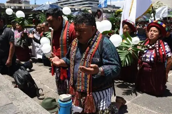 El alcalde de Santiago Atitlán trabaja fuera del municipio. Su familia fue agredida, hecho que denunció ante el Ministerio Público. Falta resolver una apelación para dejarlo o retirarlo del cargo.