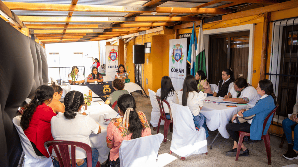 La mesa para prevención de embarazos en niñas y adolescentes contó con personal de Salud, de la Defensoría de la Mujer Indígena, la comuna, el Osar, Conjuve y otras instancias. Foto: AGN.