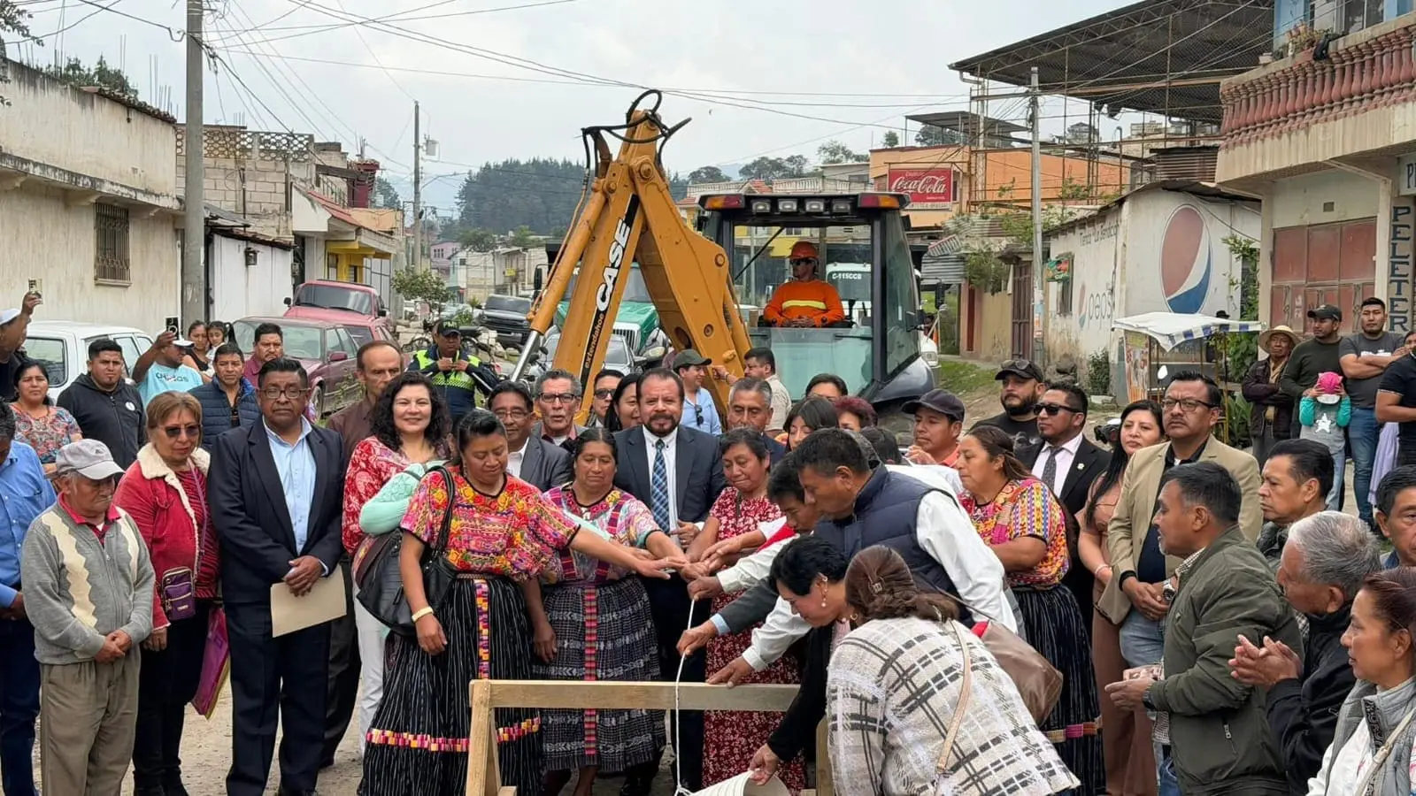 La municipalidad de Quetzaltenango colocó el primer tubo del sistema de drenaje pluvial en la 13 calle entre las zonas 5 y 6, Transvalle. No es uno de los sectores más vulnerables cuando llueve.