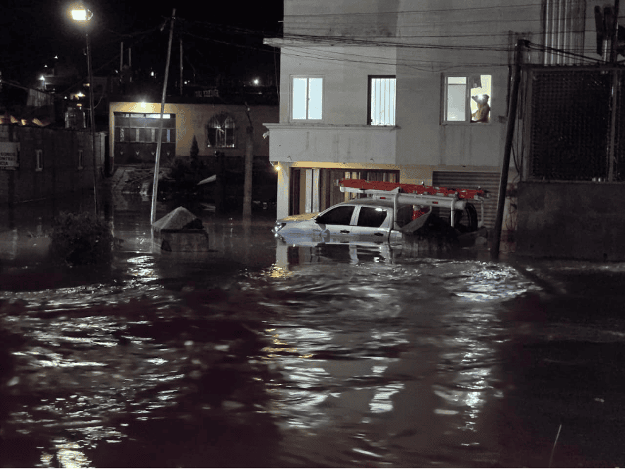 Las intensas lluvias del domingo 3 de mayo provocaron el desborde de ríos en la cabecera de Totonicapán. El saldo preliminar incluye viviendas inundadas, calles anegadas y diversos accidentes viales.