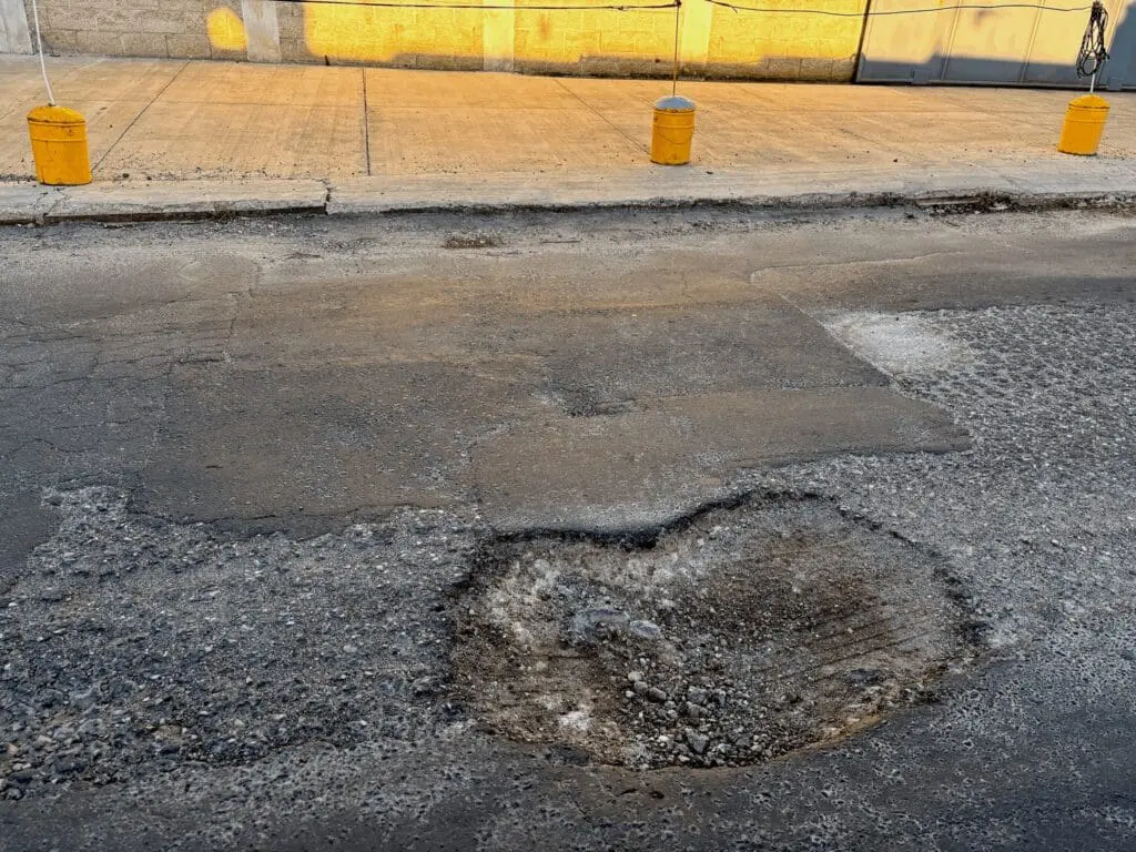Frente a la empresa Dos Pinos en Fraijanes hay baches de este tamaño. Foto: Ojoconmipisto.