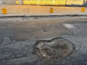 En 300 metros de esta calle de Fraijanes hay dos empresas, vecinos y personas que caminan hacia el centro de detención. La vía no cuenta con aceras.