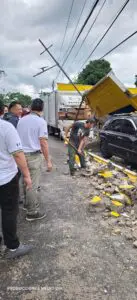 A dos semanas del torneo de la Tercera División, colapsó el muro perimetral del estadio de El Tumbador, San Marcos. Una lluvia con viento y granizo lo desplomó sobre vehículos.