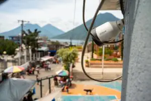 En cuatro años, entidades públicas (como alcaldías) adjudicaron Q69 millones en videovigilancia con inteligencia artificial, casi siempre por compra directa y a empresas cuestionadas. Esta tecnología, que incluye reconocimiento facial, opera sin una ley que proteja los datos personales en Guatemala. Un texto de Agencia Ocote.