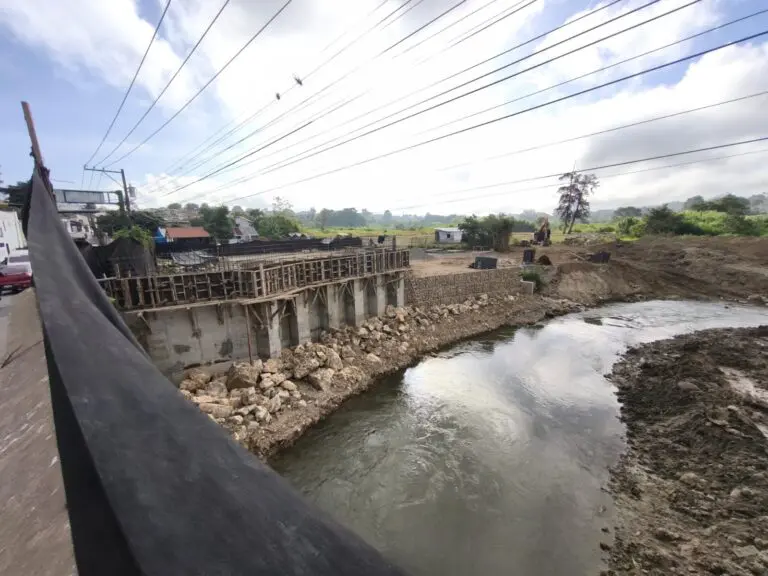 Del 1 al 6 de agosto, Cobán celebra su Feria Departamental. Para entonces sus vecinos confiaban estaría listo el Puente San Vicente. Lleva 16 días de retraso.