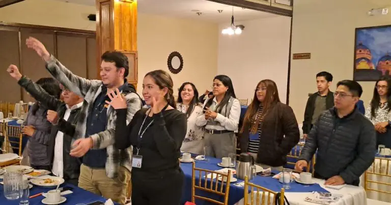 El Tribunal Supremo Electoral (TSE) realizó en Quetzaltenango una jornada de formación cívico-electoral con jóvenes de 14 a 30 años para motivar su participación en el proceso electoral 2027.