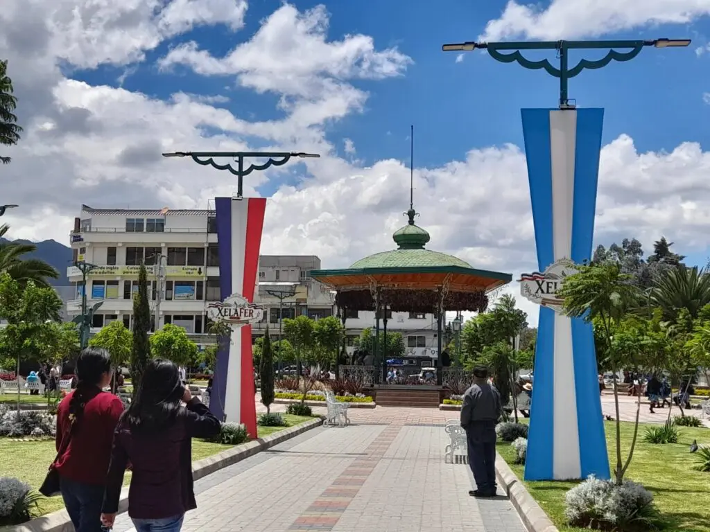Son algunos de adornos y estructuras metálicas colocadas en el parque Benito Juárez, una de las compras adicionales a lo establecido dentro del presupuesto oficial de Xelafer 2026. Foto: Mirna Alvarado.
