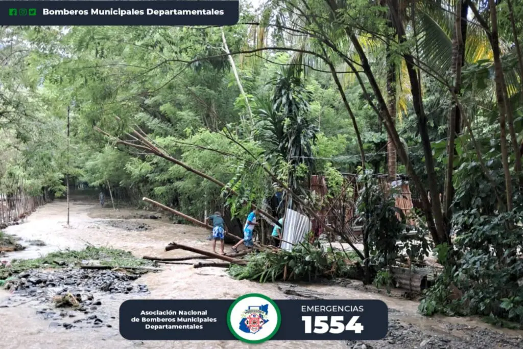 Los pobladores en el área del Polochic fuero alcanzados por las inundaciones. Rescatistas ayudan a trasladarlos hacia albergues. Foto: Bomberos Municipales Departamentales.
