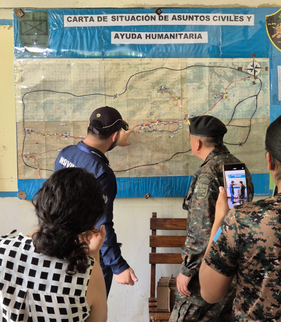 Personal de Insivumeh coordina con integrantes del Ejército. Foto: Insivumeh.