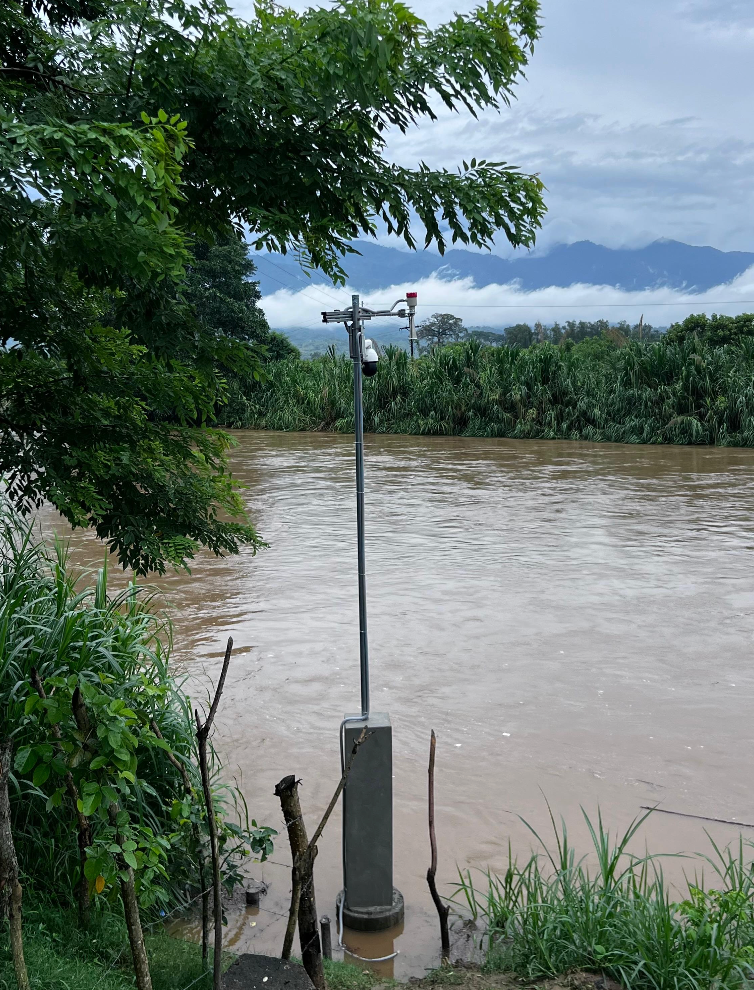 Estación hidrológica instalada junto al río que monitorea el nivel del agua. Foto: Insivumeh.