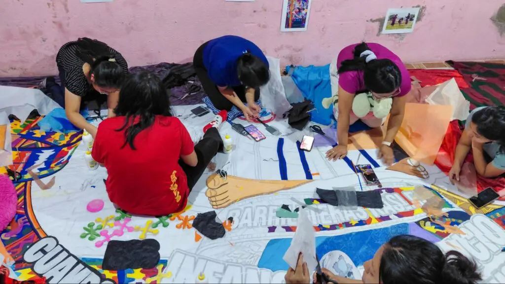Compartir su conocimiento con nuevas generaciones es parte de su trabajo, así como hacen las tejedoras y bordadoras, aseguran. Foto: Jhonny Anona.