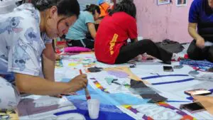 Lo que empezó como una broma entre cuatro amigas en 2021 es hoy el grupo K’aslem, 15 mujeres en Sumpango que elaboran barriletes para el festival del 1 de noviembre.