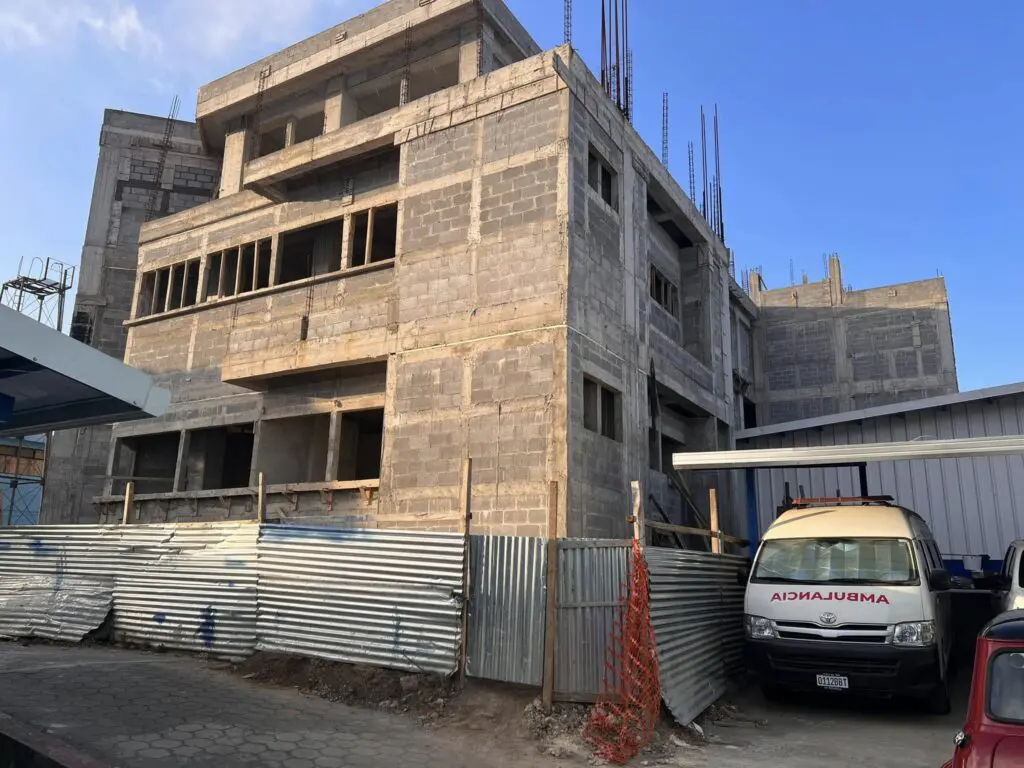 Las dificultades retrasaron su construcción y aunque físicamente está terminado, aún no lo equipan. Foto: Gilberto Orozco.