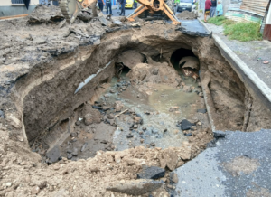 Tres hundimientos en menos de dos semanas alertan a vecinos de Pablo VI, Mixco. Conred señala fallas en drenajes y advierte riesgos.
