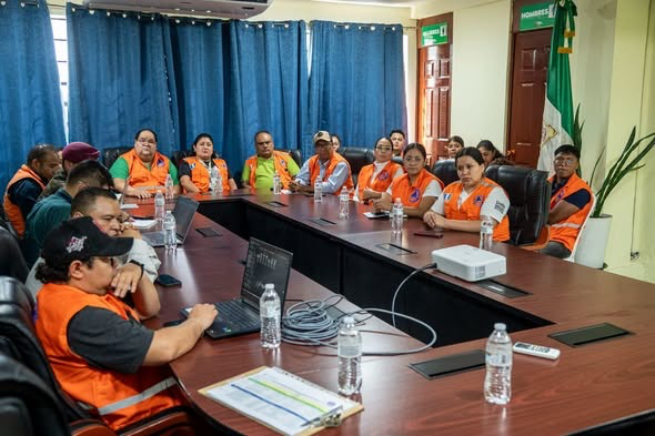 Como parte de la respuesta ante la emergencia registrada en Villa Hermosa, San Miguel Petapa, se activó el Centro de Operaciones de Emergencia Municipal (COEM). Foto: Conred.