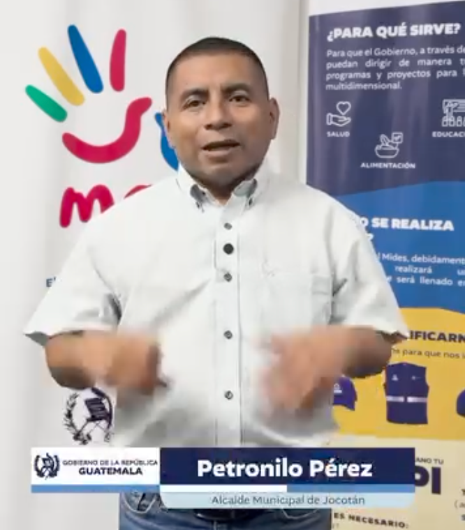 El jefe edil, Petronilo Pérez, explica el uso del Registro Social de Hogares para programas sociales. Foto: Ministerio de Desarrollo Social (Mides).