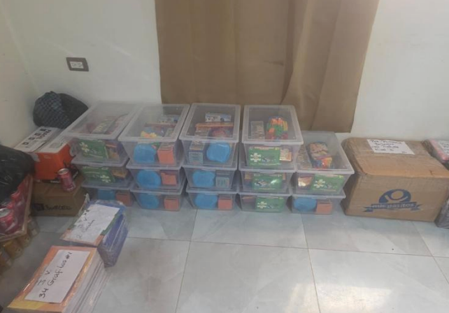 Entrega de libros de texto para estudiantes de preprimaria y primaria en Santiago Chimaltenango, Huehuetenango. Foto: Guatecompras.