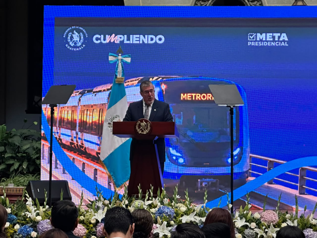 El proyecto recorrería 20.5 kilómetros entre Centra Sur, en Villa Nueva, y Centra Norte, en la zona 17 capitalina. Arévalo reconoció que la obra podría concluir después de su mandato.