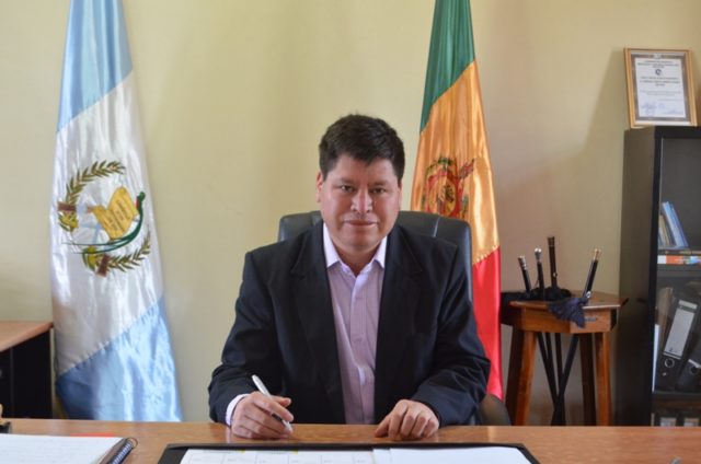 El alcalde Hugo Xec anuncia que irá por su reelección.