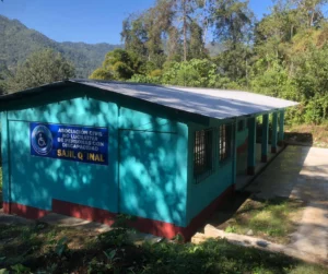 Edificio inaccesible en Jacaltenango, en desuso desde su construcción.